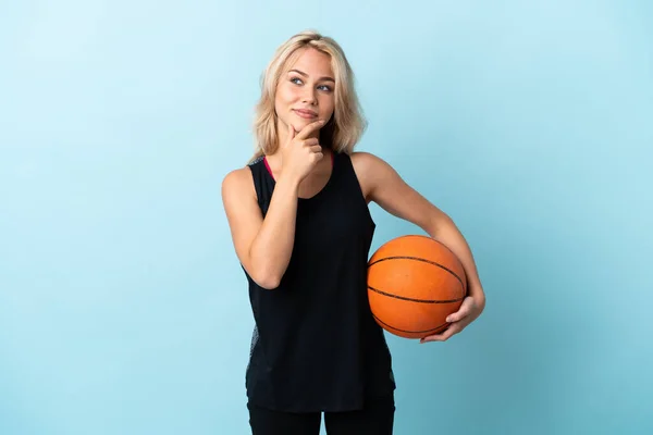 Jong Russisch Vrouw Spelen Basketbal Geïsoleerd Blauwe Achtergrond Kijken Naar — Stockfoto
