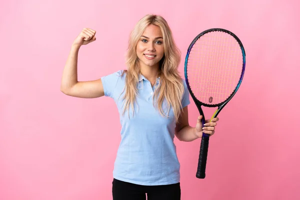Mladý Ruský Žena Hrát Tenis Izolovaný Fialové Pozadí Dělá Silné — Stock fotografie