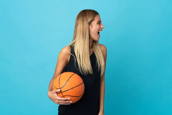 Jovem Mulher Jogando Basquete Isolado Fundo Branco Rindo Posição Lateral — Fotografia de Stock