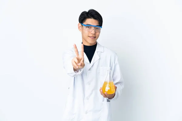 Joven Científico Chino Aislado Sobre Fondo Blanco Sonriendo Mostrando Signo — Foto de Stock