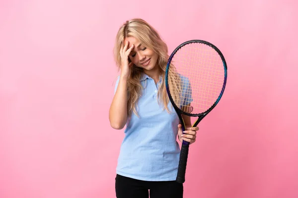 Mladý Ruský Žena Hrát Tenis Izolovaný Fialové Pozadí Smích — Stock fotografie