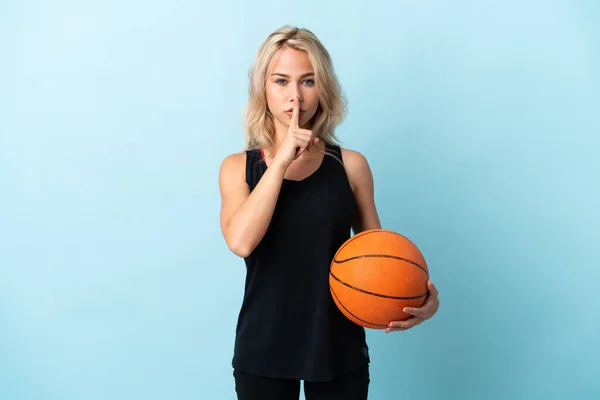 Wanita Muda Rusia Bermain Basket Terisolasi Latar Belakang Biru Menunjukkan — Stok Foto