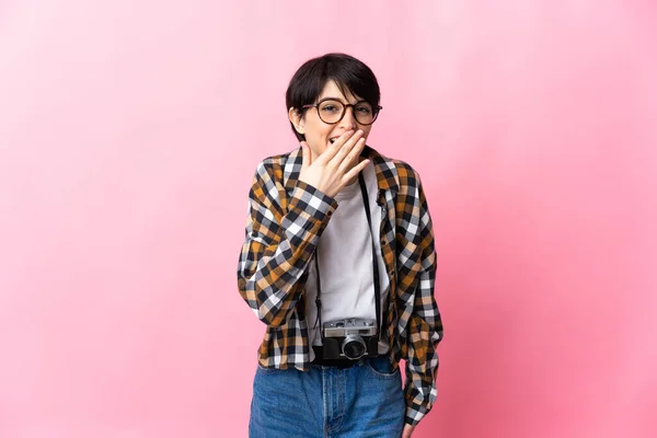 Joven Fotógrafa Aislada Sobre Fondo Rosa Feliz Sonriente Cubriendo Boca — Foto de Stock