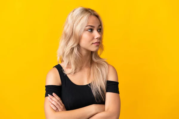 Young Russian Woman Isolated Yellow Background Looking Side — Stock Photo, Image