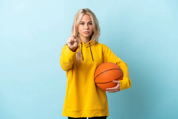 若いですロシア人女性プレーバスケットボール隔離上の青の背景カウント1とともに深刻な表現 — ストック写真