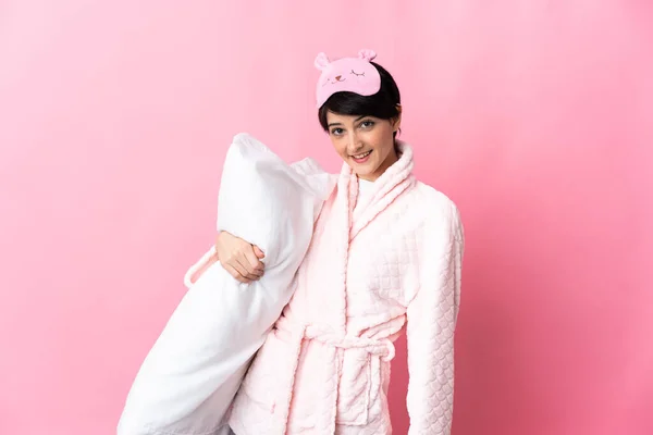 Mulher Com Cabelo Curto Isolado Fundo Rosa Pijama Sorrindo Muito — Fotografia de Stock