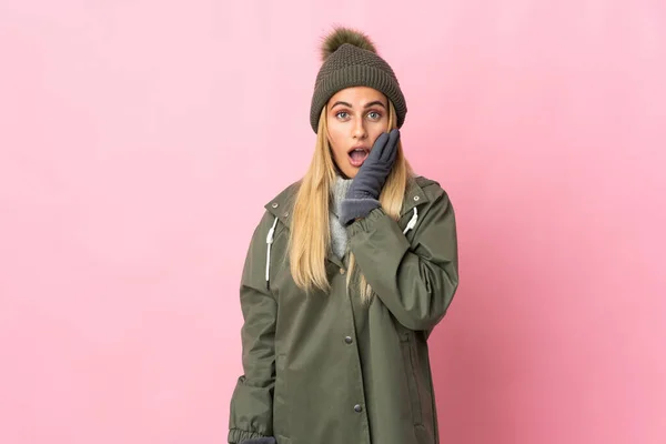 Ung Kvinna Med Vinter Hatt Isolerad Rosa Bakgrund Med Överraskning — Stockfoto