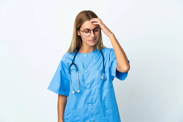 Kirurg Läkare Kvinna Över Isolerad Vit Bakgrund Med Huvudvärk — Stockfoto