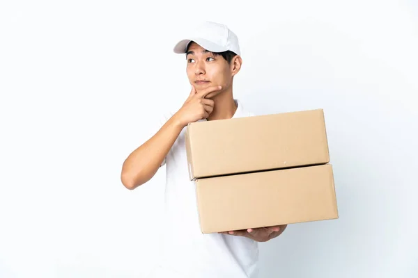 Entrega Chinês Homem Isolado Branco Fundo Pensando Uma Ideia Enquanto — Fotografia de Stock