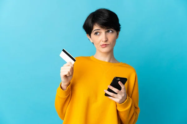Kobieta Krótkimi Włosami Odizolowany Niebieskim Tle Zakupu Telefonu Komórkowego Karty — Zdjęcie stockowe