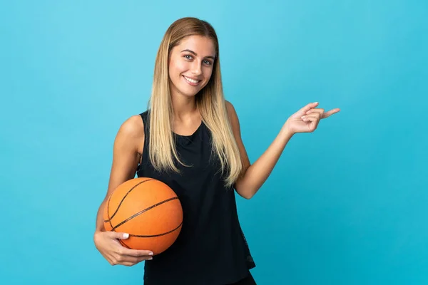 Jovem Mulher Jogando Basquete Isolado Fundo Branco Apontando Dedo Para — Fotografia de Stock