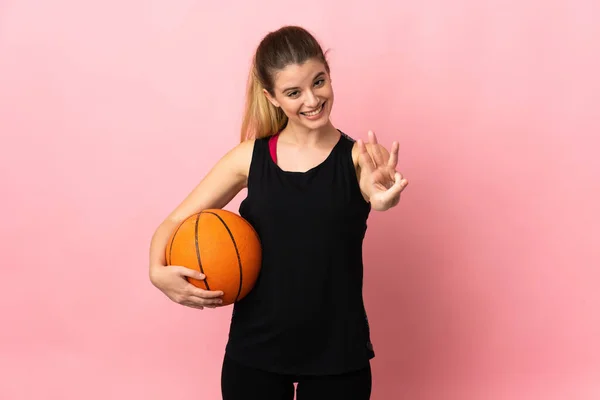 Jovem Loira Jogando Basquete Isolado Fundo Rosa Feliz Contando Três — Fotografia de Stock