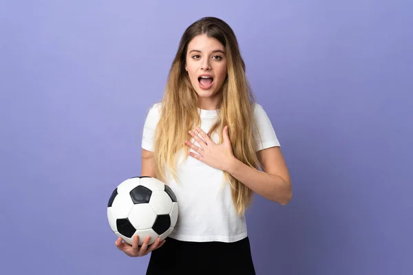 Jeune Joueuse Football Blonde Isolée Sur Fond Violet Surprise Choquée — Photo