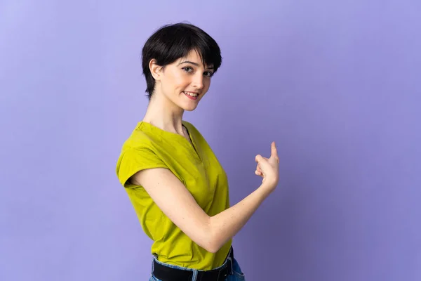 Woman Short Hair Isolated Purple Background Pointing Back — Stock Photo, Image