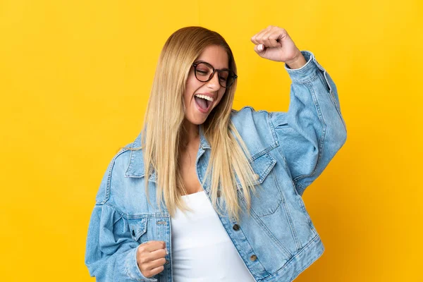 Mujer Rubia Joven Aislada Sobre Fondo Amarillo Celebrando Una Victoria —  Fotos de Stock