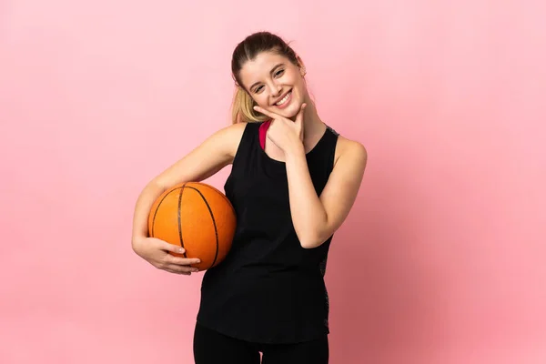 Jovem Loira Jogando Basquete Isolado Fundo Rosa Feliz Sorridente — Fotografia de Stock