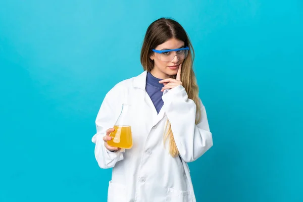 Joven Rubia Científica Aislada Sobre Fondo Azul Teniendo Dudas Mientras — Foto de Stock