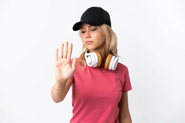 Joven Mujer Rusa Escuchando Música Aislada Sobre Fondo Blanco Haciendo — Foto de Stock