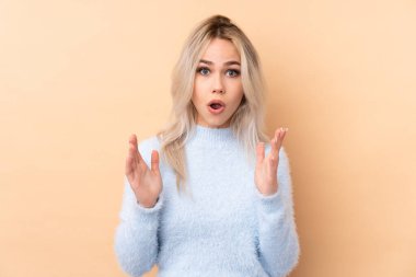 Yüzü şaşırmış, izole edilmiş genç bir kız.