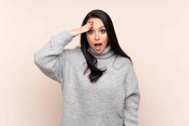 Tecrit edilmiş bir geçmişi olan genç Kolombiyalı kız bir şeyin farkına vardı ve çözüme ulaşmaya çalışıyor.