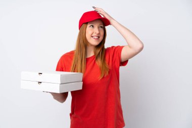 Pembe duvarın üzerinde pizza taşıyan pizzacı kadın bir şey fark etti ve çözüme niyetlendi.