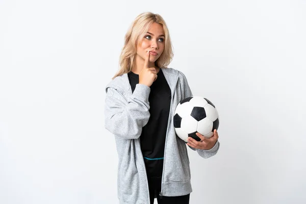 Jovem Mulher Russa Jogando Futebol Isolado Fundo Branco Com Dúvidas — Fotografia de Stock