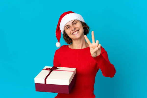 Noel Şapkalı Ngiliz Kız Elinde Mavi Arka Planda Izole Edilmiş — Stok fotoğraf
