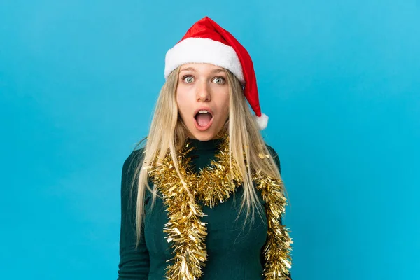 Mulher Com Chapéu Natal Isolado Fundo Azul Com Expressão Facial — Fotografia de Stock