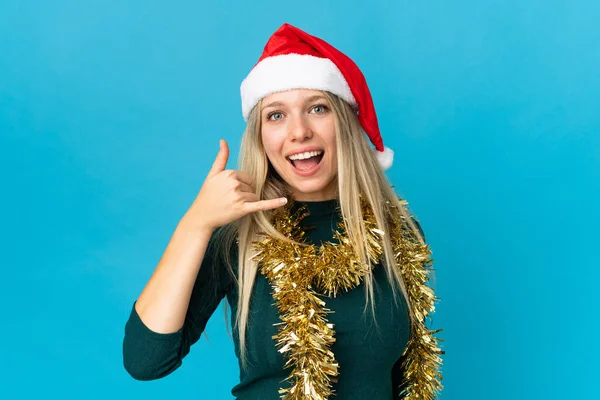 Mujer Con Sombrero Navidad Aislado Sobre Fondo Azul Haciendo Gesto —  Fotos de Stock