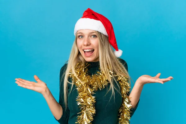 Mulher Com Chapéu Natal Isolado Fundo Azul Com Expressão Facial — Fotografia de Stock