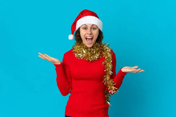 Engels Meisje Met Kerst Hoed Geïsoleerd Blauwe Achtergrond Met Geschokt — Stockfoto