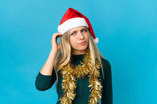 Mujer Con Sombrero Navidad Aislado Sobre Fondo Azul Que Tiene —  Fotos de Stock