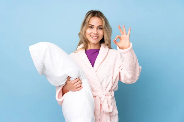Adolescente Russe Pyjama Isolé Sur Fond Bleu Montrant Signe Avec — Photo