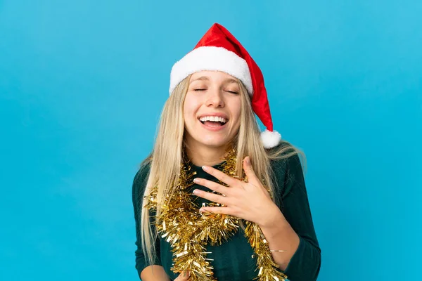 Mujer Con Sombrero Navidad Aislado Sobre Fondo Azul Sonriendo Mucho —  Fotos de Stock