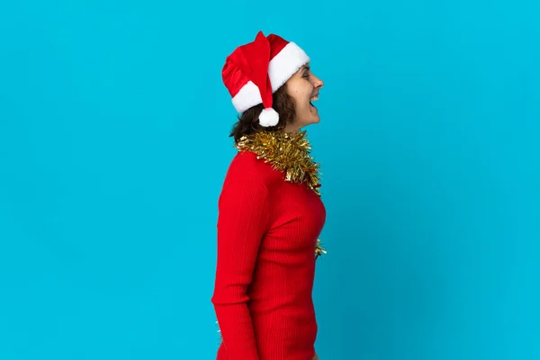 Inglés Chica Con Sombrero Navidad Aislado Sobre Fondo Azul Riendo —  Fotos de Stock