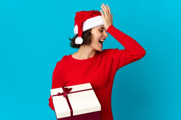 Chica Inglesa Con Sombrero Navidad Sosteniendo Regalo Aislado Sobre Fondo — Foto de Stock