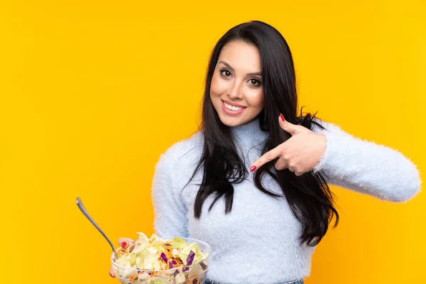 Joven Colombiana Sosteniendo Una Ensalada Sobre Fondo Aislado —  Fotos de Stock