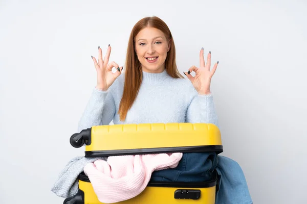 旅行者の女性のスーツケースには 指でOkのサインが表示されます — ストック写真