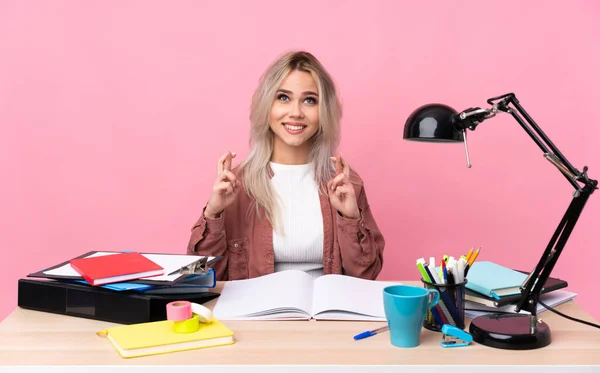 Joven Estudiante Trabajando Una Mesa Con Los Dedos Cruzados — Foto de Stock