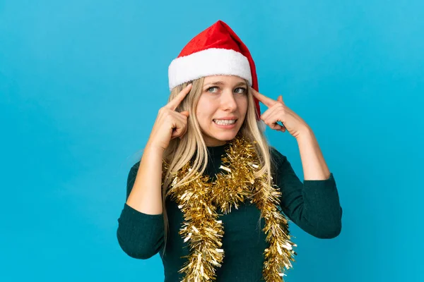 Mujer Con Sombrero Navidad Aislado Sobre Fondo Azul Teniendo Dudas —  Fotos de Stock