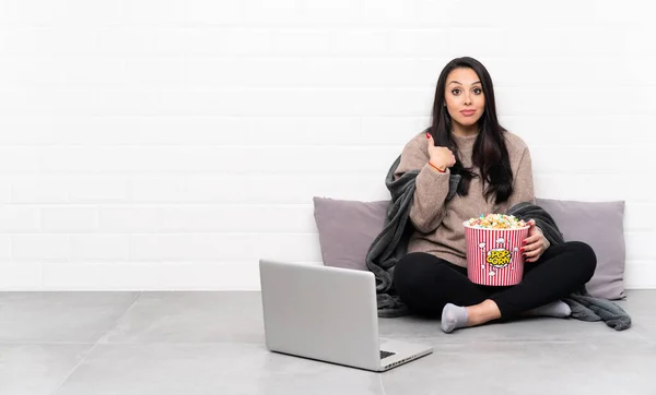 Giovane Ragazza Colombiana Che Tiene Una Ciotola Popcorn Mostra Film — Foto Stock