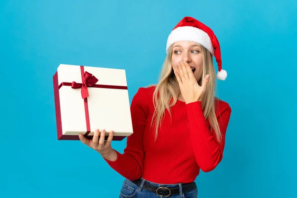 Kvinna Med Jul Hatt Hålla Present Isolerad Blå Bakgrund Med — Stockfoto