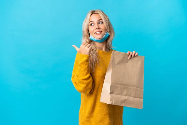 Junge Russin Mit Einer Einkaufstasche Auf Blauem Hintergrund Die Zur — Stockfoto