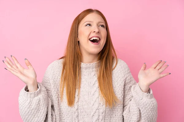 Jeune Rousse Femme Sur Fond Rose Isolé Souriant Beaucoup — Photo