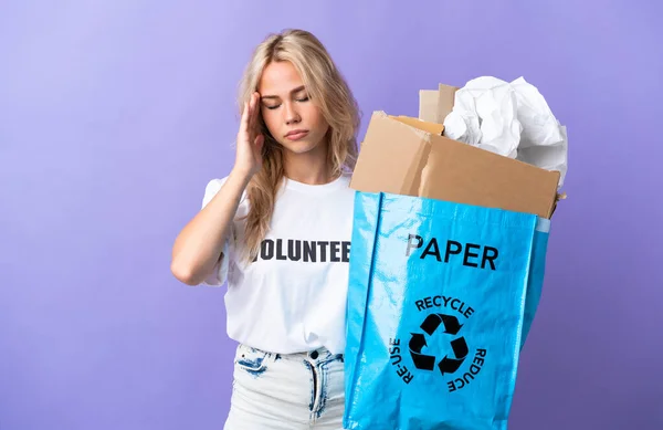 Jovem Russa Segurando Saco Reciclagem Cheio Papel Para Reciclar Isolado — Fotografia de Stock