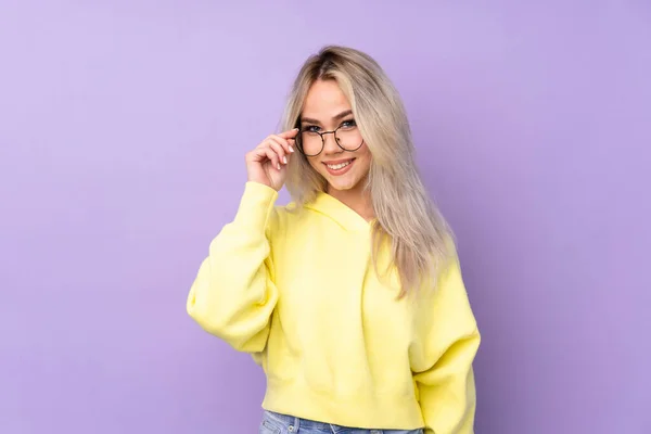 Menina Adolescente Vestindo Uma Camisola Amarela Sobre Fundo Roxo Isolado — Fotografia de Stock