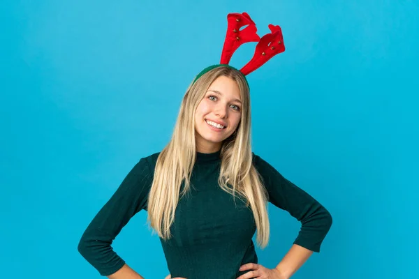Mujer Con Sombrero Navidad Aislado Sobre Fondo Azul Posando Con —  Fotos de Stock