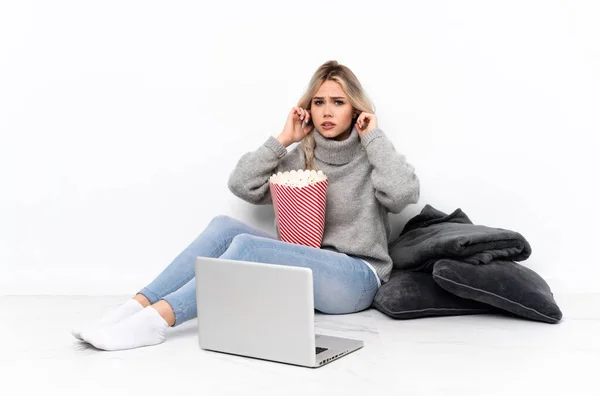 Ragazza Bionda Adolescente Che Mangia Popcorn Mentre Guarda Film Sul — Foto Stock