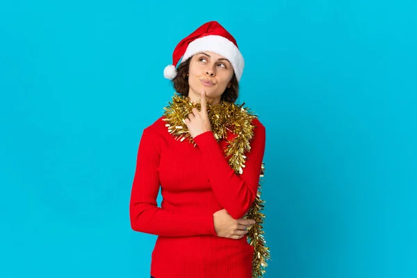 Englisches Mädchen Mit Weihnachtsmütze Isoliert Auf Blauem Hintergrund Mit Zweifeln — Stockfoto