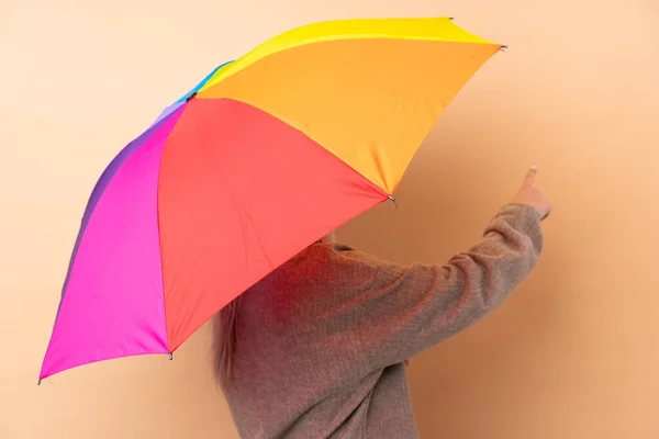 Adolescente Tenant Parapluie Sur Fond Isolé Pointant Vers Arrière Avec — Photo